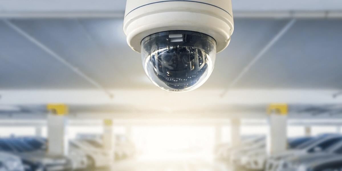 Installations de stockage sécurisées avec surveillance 24/7 et systèmes d'alarme.